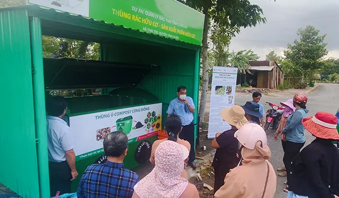 Community compost bin