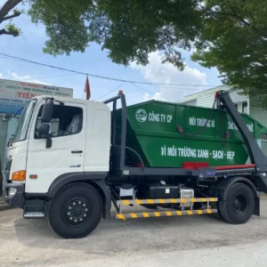 Garbage truck with hooklift