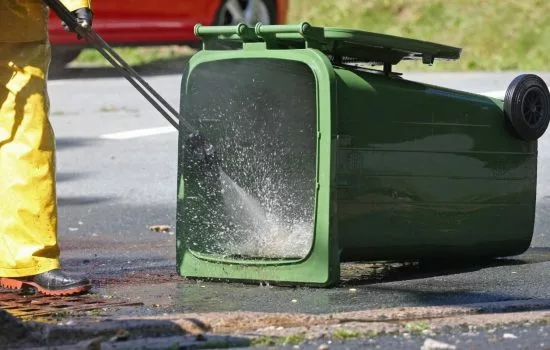 Dịch vụ làm sạch – làm mới thùng rác