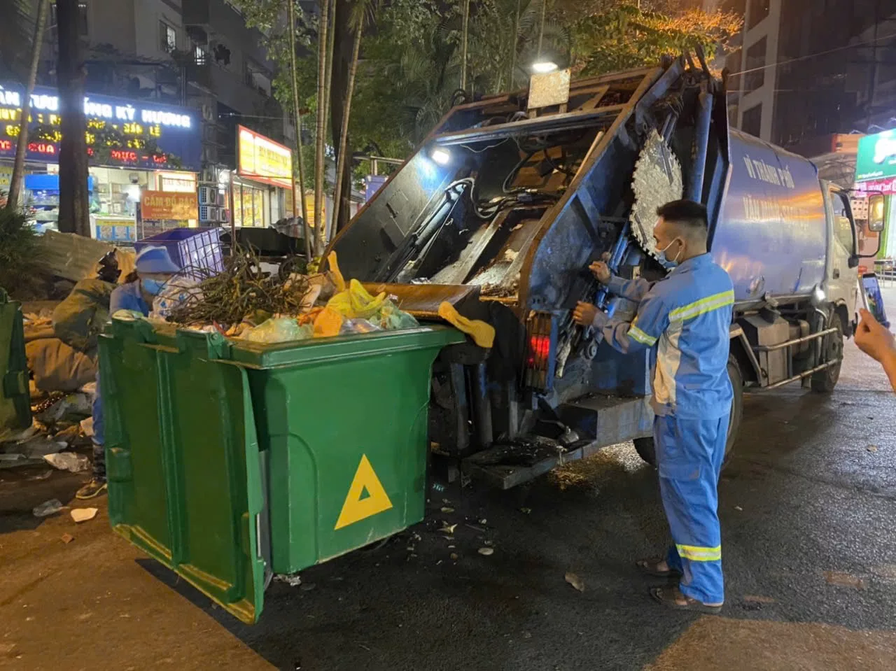 Tiến Ngọc tự hào đồng hành với thiết bị cơ giới hóa thu gom rác của Thủ đô